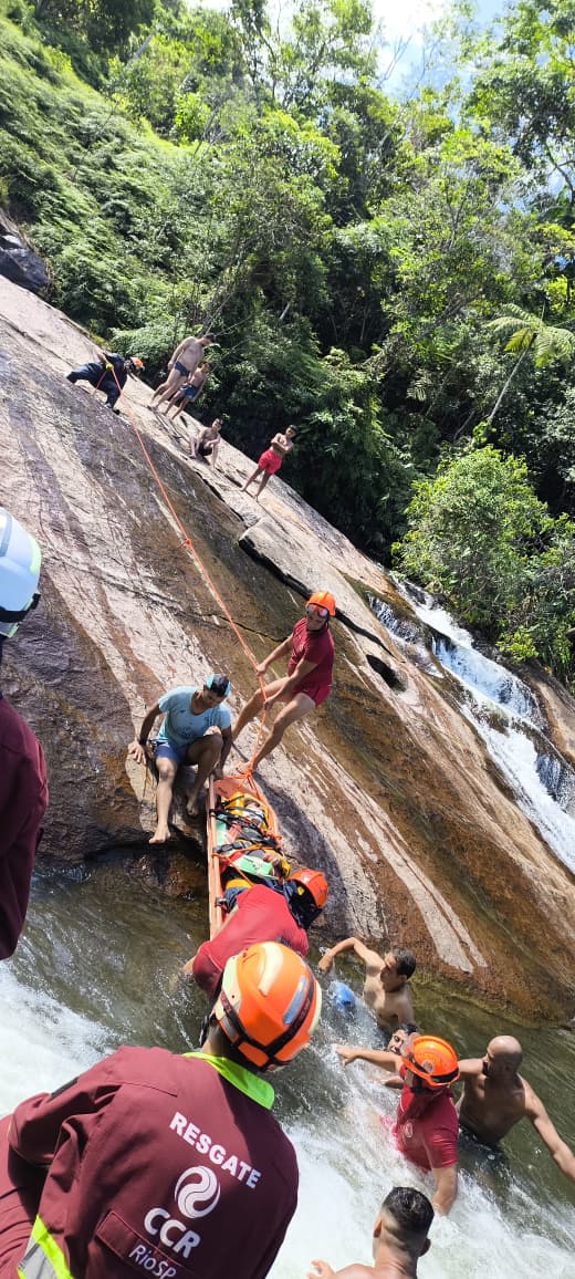 Turistas sofrem queda em cachoeira e mobilizam força-tarefa de resgate em Ubatuba