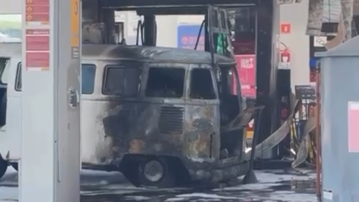 VÍDEO: Kombi pega fogo após abastecimento e assusta clientes em posto de Santos
