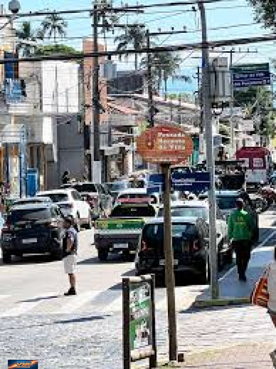 Homem em surto provoca danos no centro de Ilhabela e é encaminhado para atendimento médico