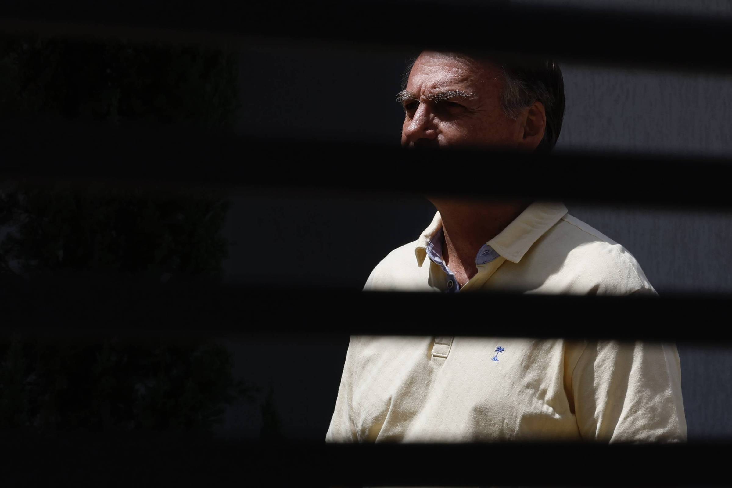 PM vai vigiar casa de Bolsonaro e revistar visitas para evitar entrada com celular