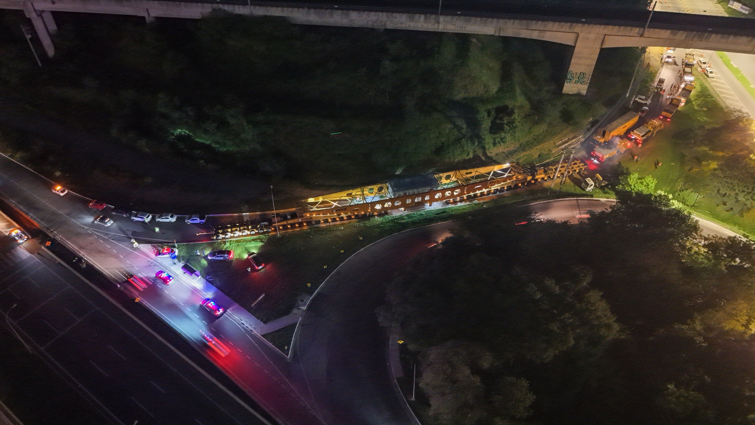 Carga gigante de 845 toneladas é transportada por rodovia da região e seguirá para o porto no Litoral Norte