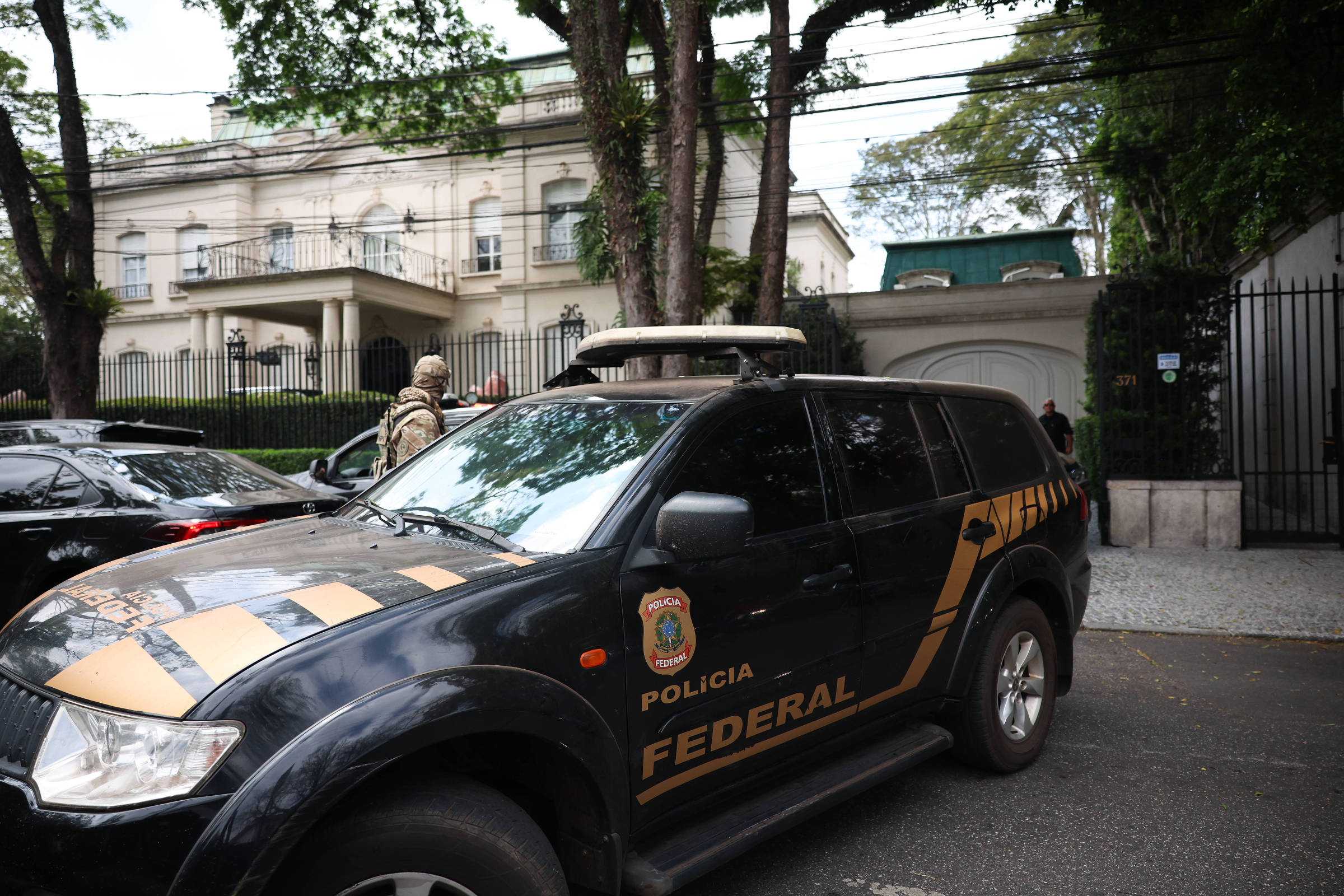 Policiais federais aprovam estado de greve e até investigações podem ser paralisadas na próxima semana
