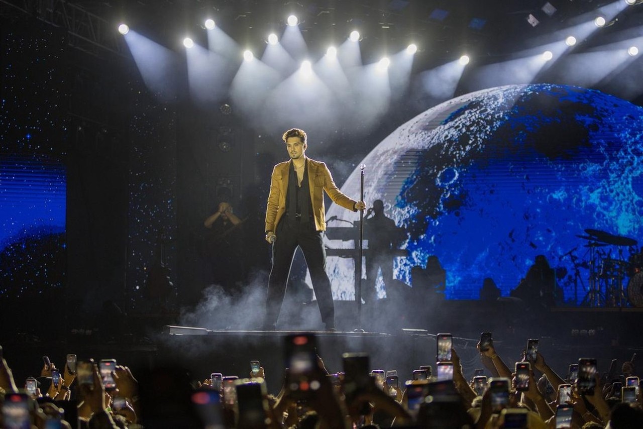 Luan 'aterrissa' no palco em show no interior de SP e faz fãs viajarem no tempo com hits de 18 anos