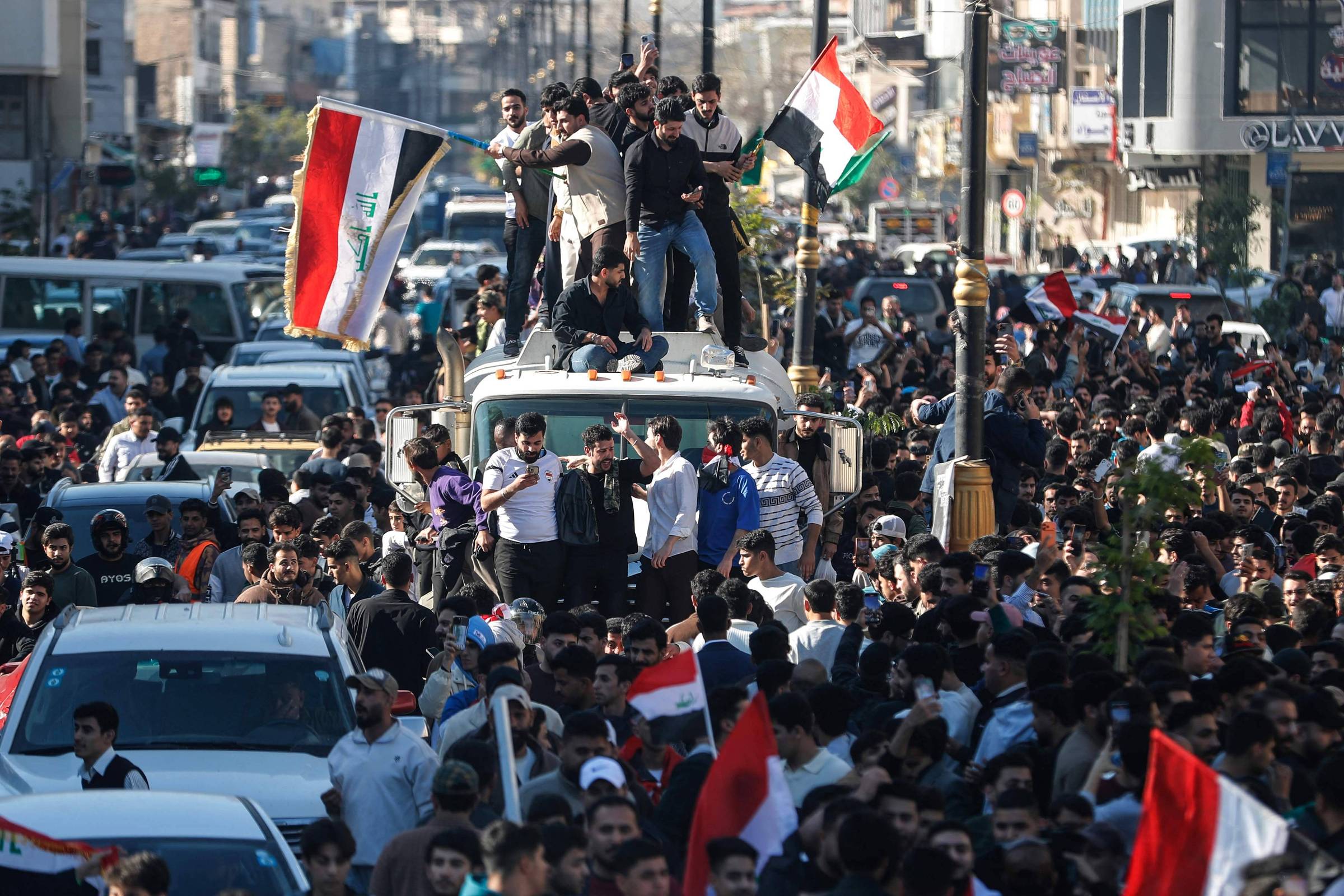 Torcedores fazem festa nas ruas de Bagdá após Iraque se classificar para a Copa