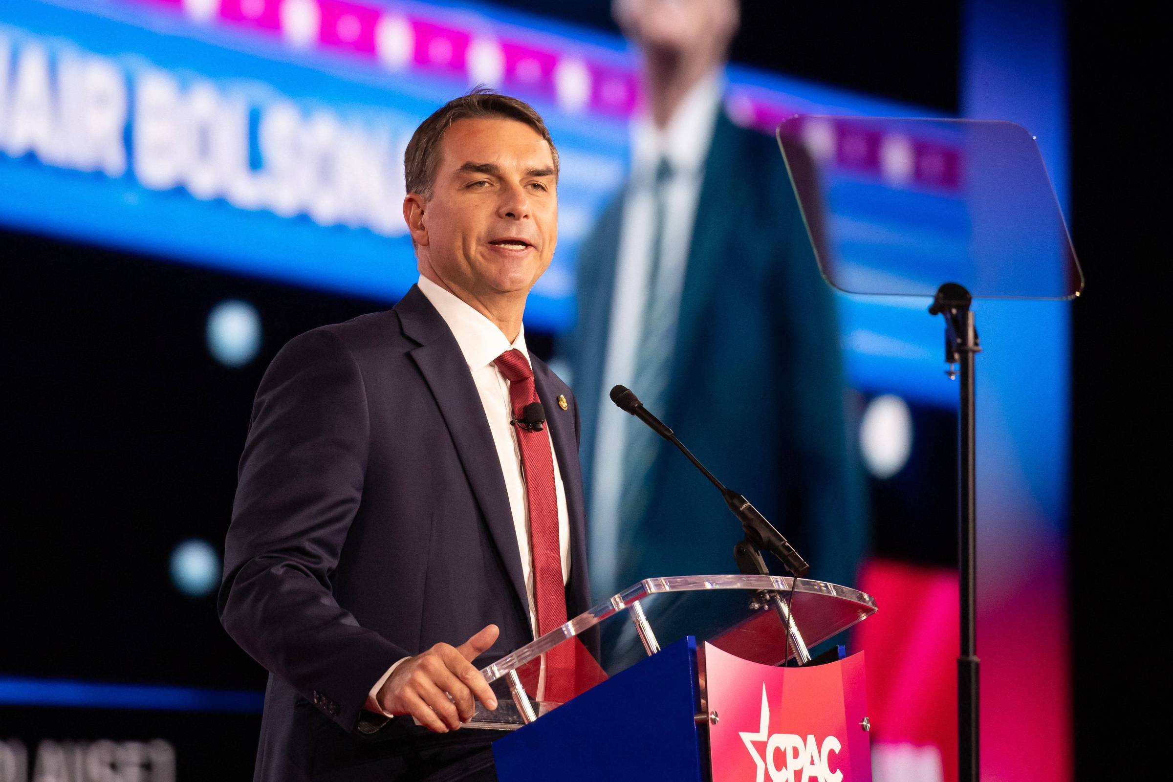 Flávio Bolsonaro perdido no mundo