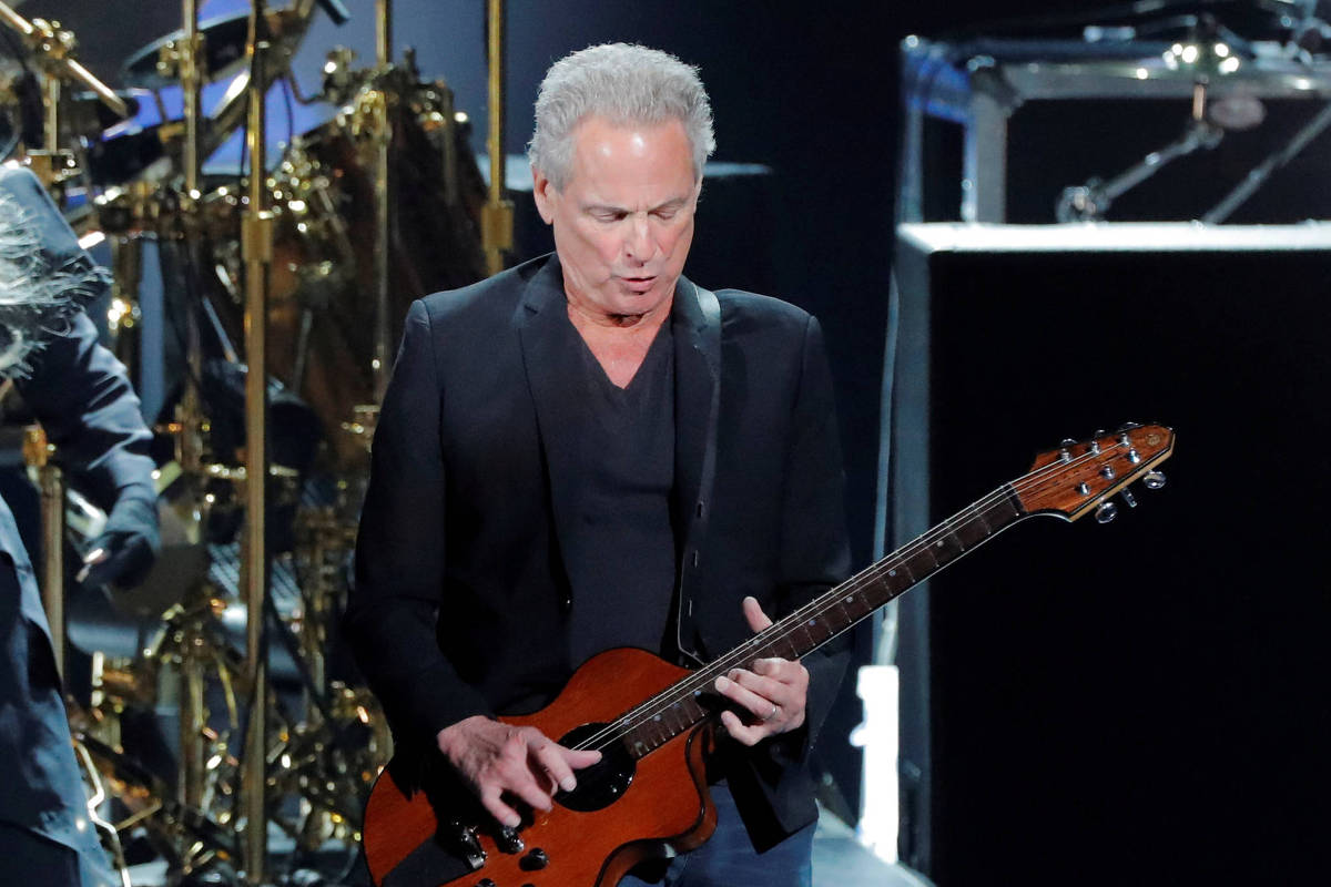 Lindsey Buckingham, ex-Fleetwood Mac, é atacado com substância na Califórnia