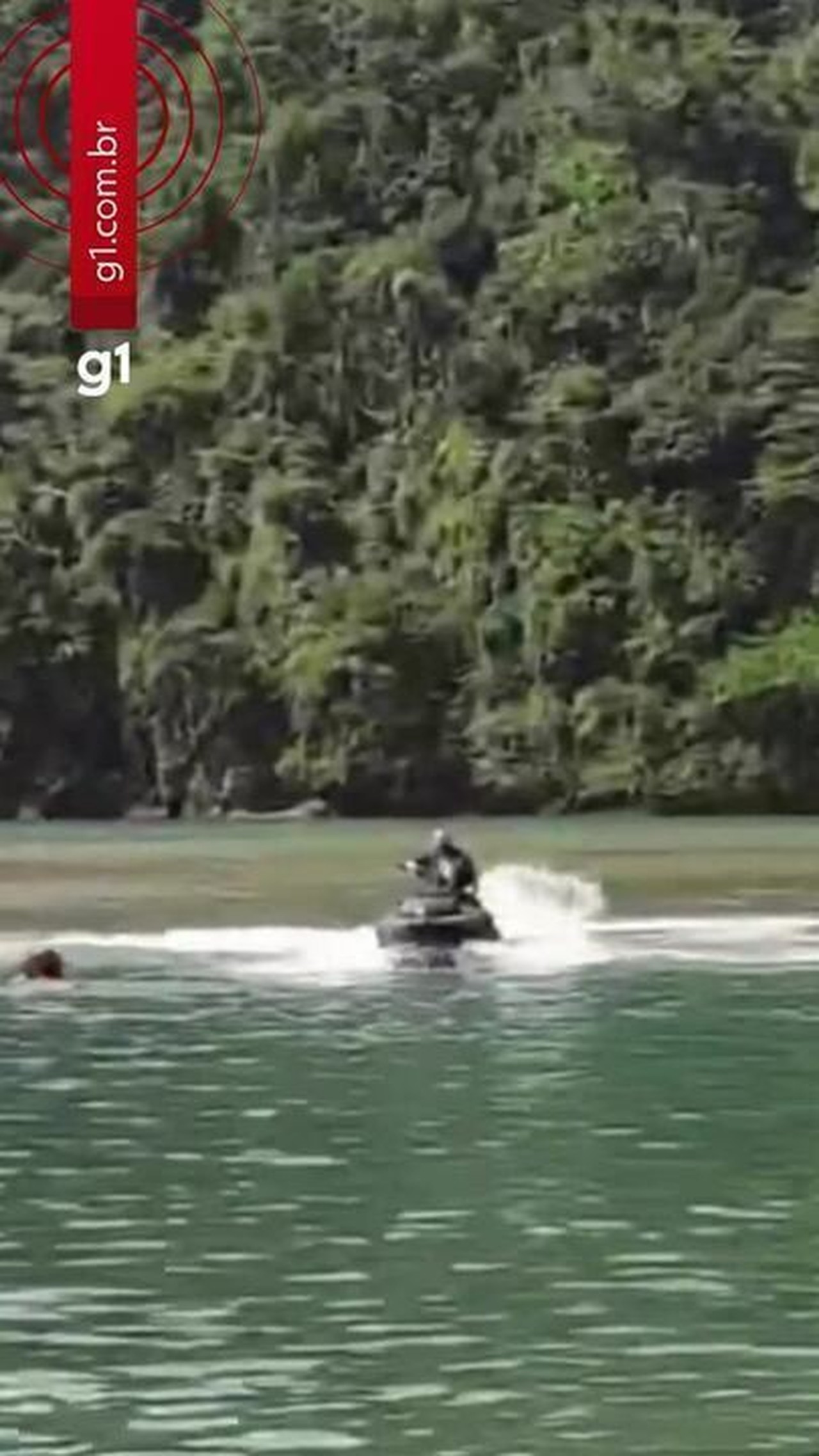 Polícia vai investigar homem que tentou enforcar e derrubou namorada de moto aquática no mar em SP