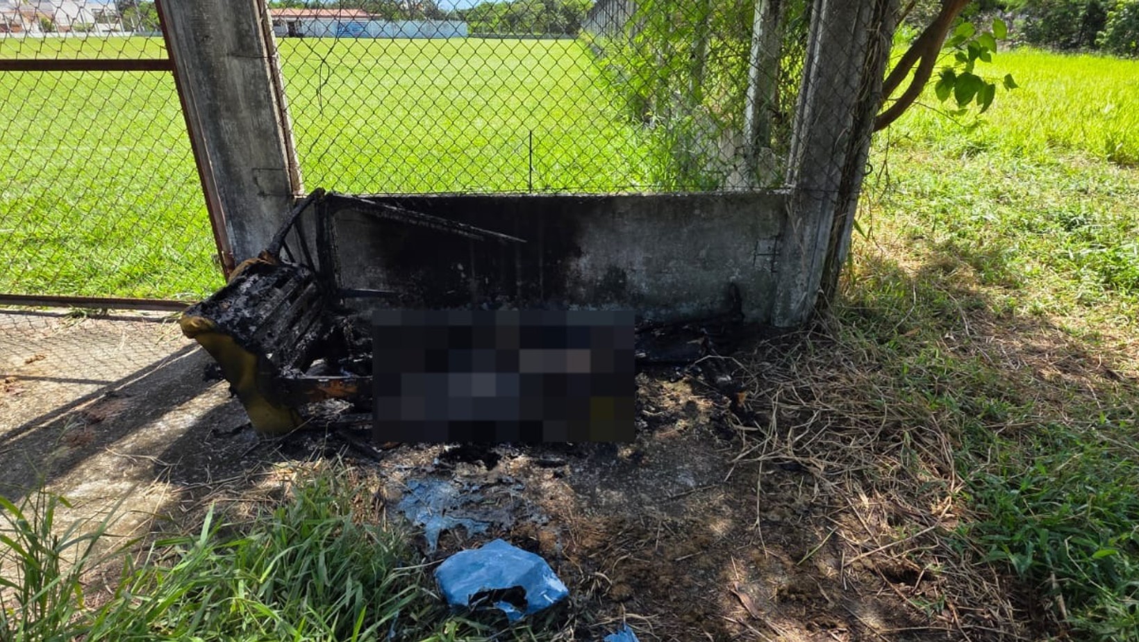 Ossada humana é encontrada dentro de sofá carbonizado em rua de Pindamonhangaba, SP