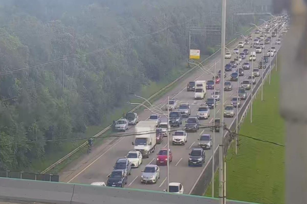 Motoristas enfrentam congestionamento em direção ao litoral de SP no feriado de Páscoa