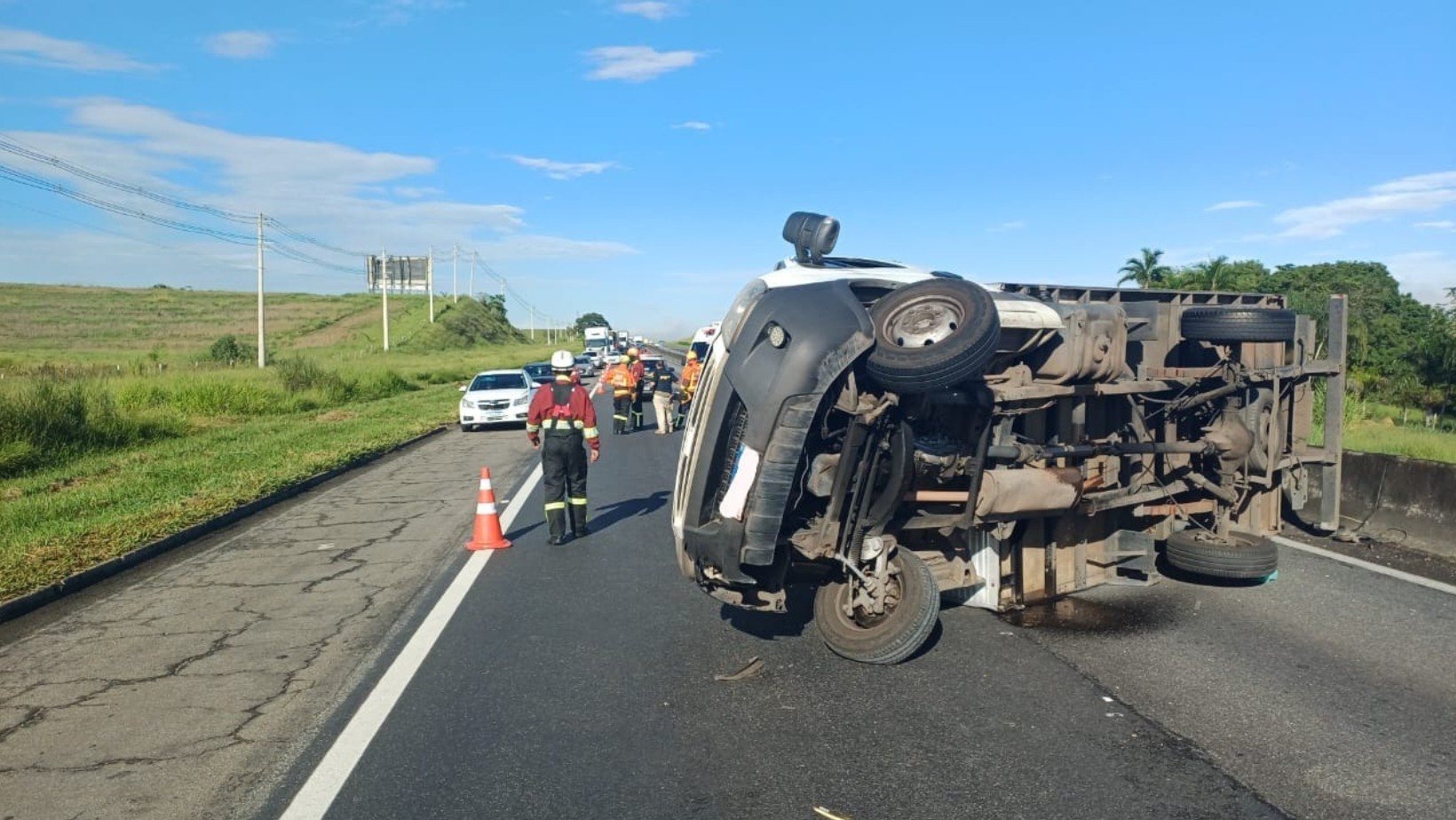 Caminhão tomba na Dutra em Canas e provoca 6 km de congestionamento