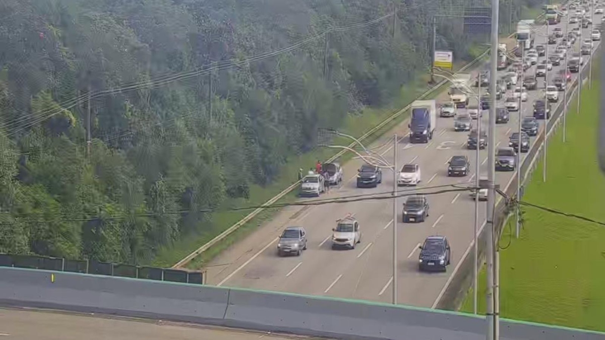Sistema Anchieta-Imigrantes tem congestionamento rumo ao litoral