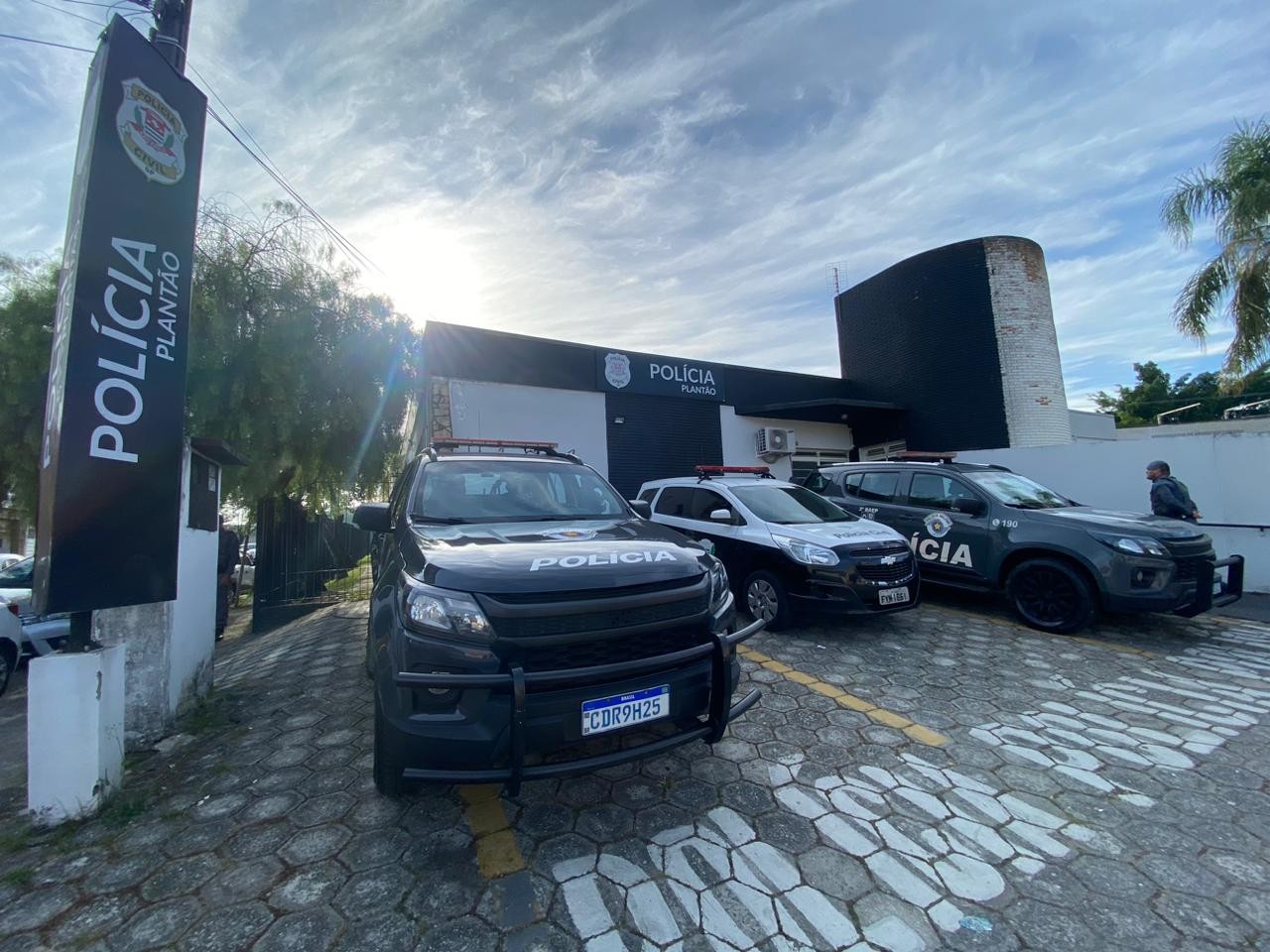 Motociclista morre e mulher fica gravemente ferida em acidente em Guaratinguetá