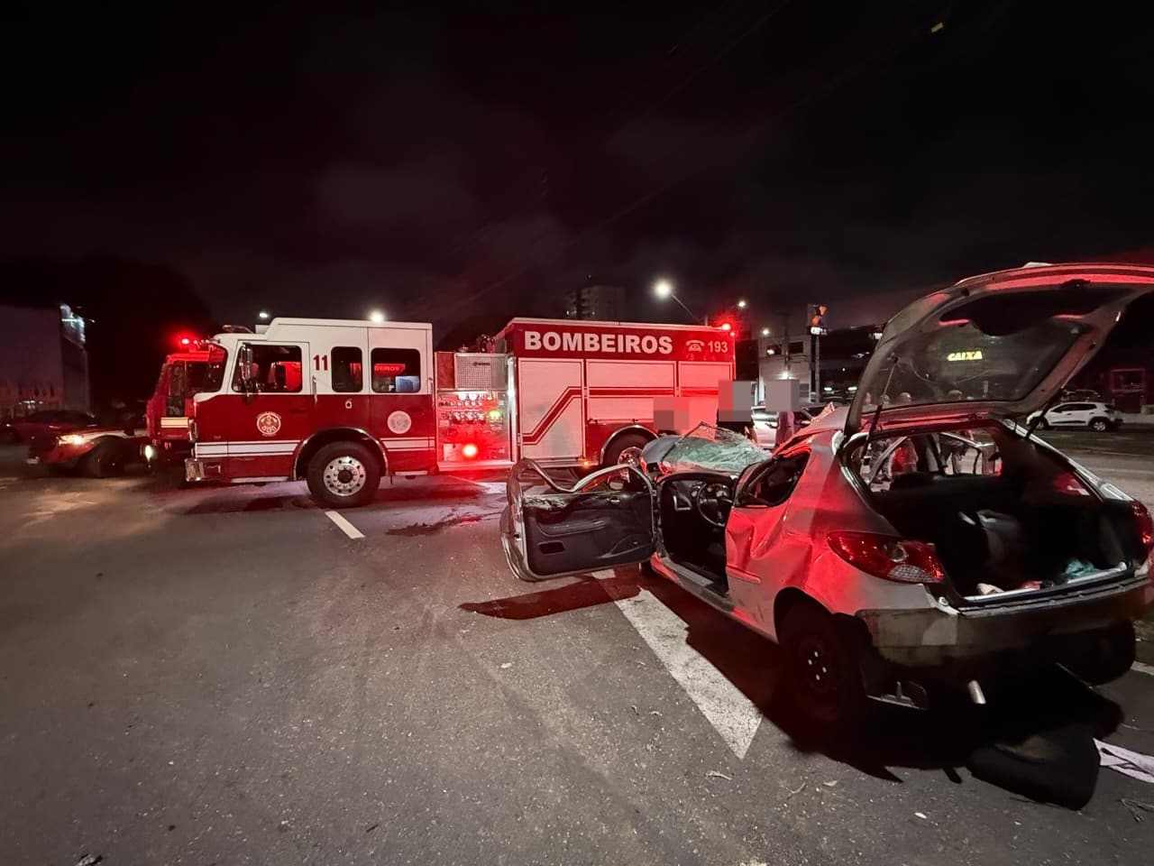 Acidente com carro deixa cinco jovens feridos no Jardim América, em São José dos Campos