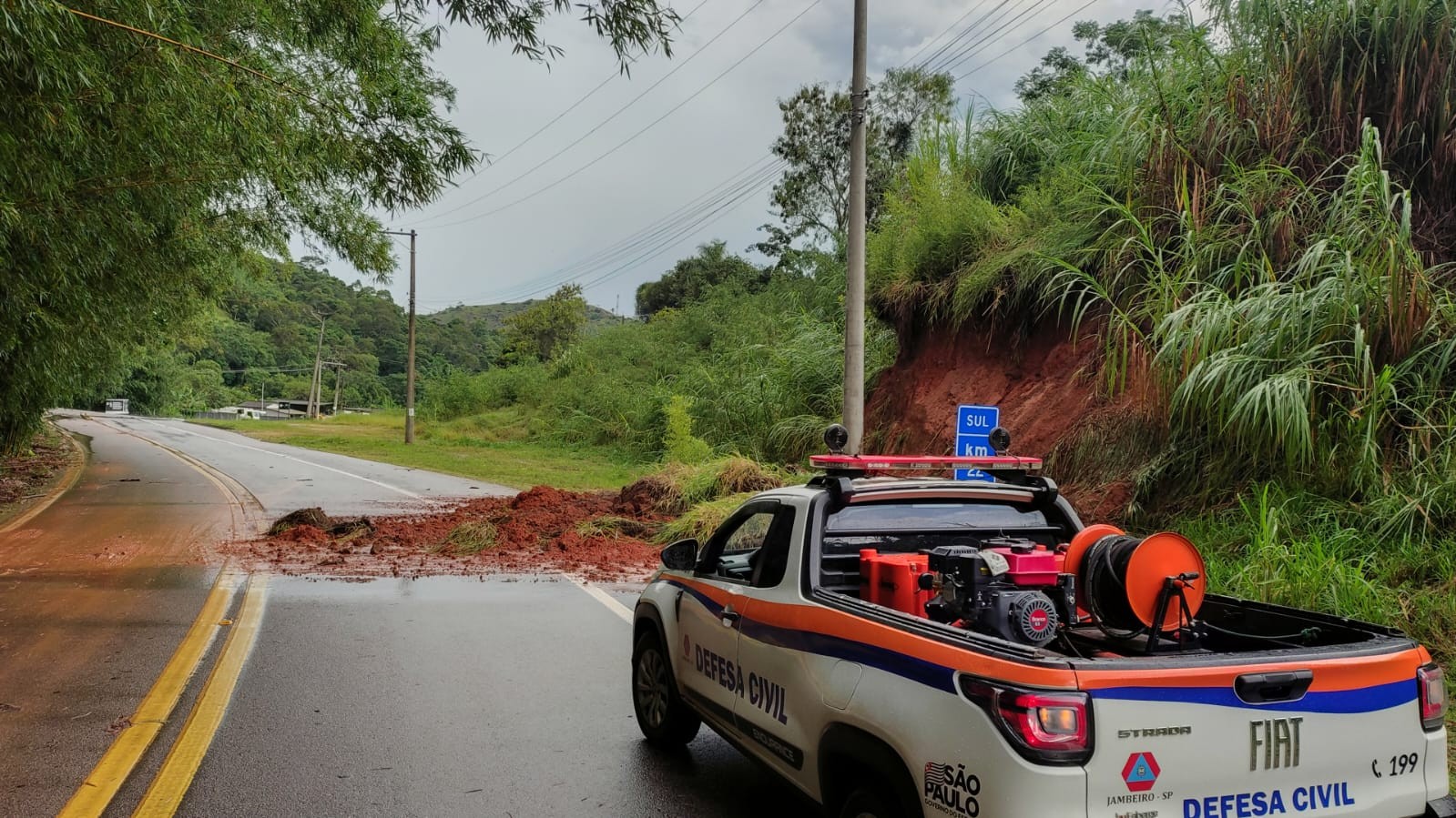 Chuva provoca alagamentos, quedas de árvores e deslizamentos em Jambeiro, SP