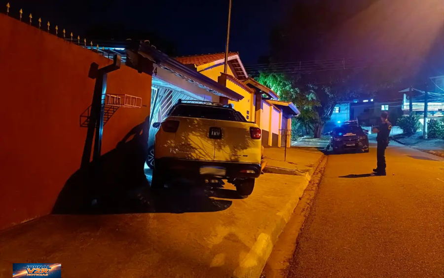 MOTORISTA EMBRIAGADO ATINGE CASA E ACABA PRESO EM BRAGANÇA PAULISTA