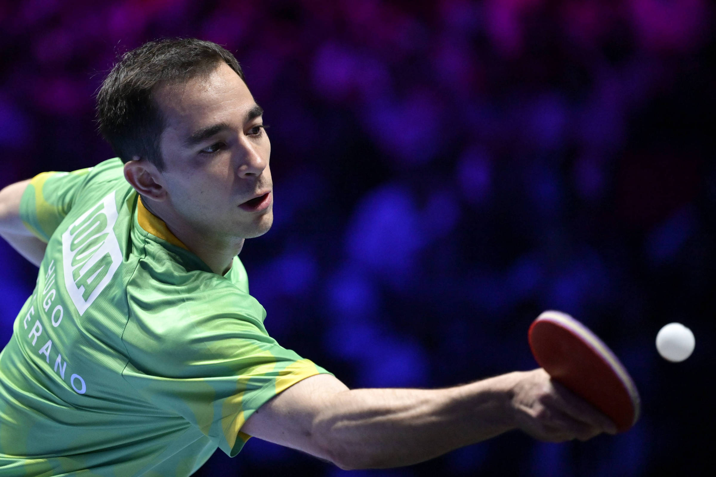 Hugo Calderano perde para líder do ranking e fica com bronze na Copa do Mundo