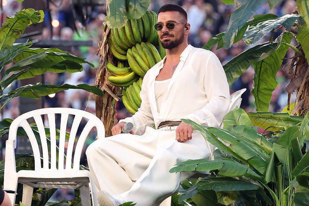 A história da monobloco, a humilde cadeira branca de plástico que conquistou o mundo e inspirou Bad Bunny