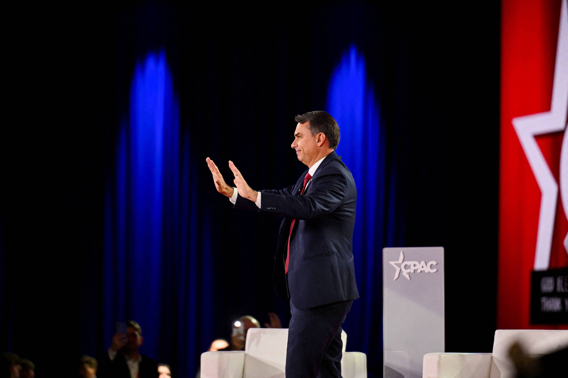 Bolsonarismo rachado, Flávio no centro