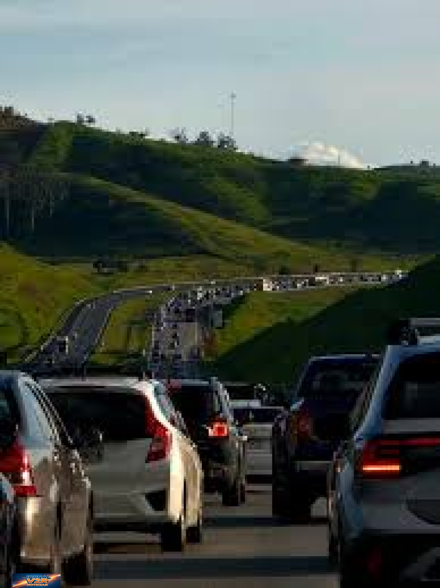 Retorno do feriadão provoca trânsito intenso no Litoral Norte e exige paciência dos motoristas