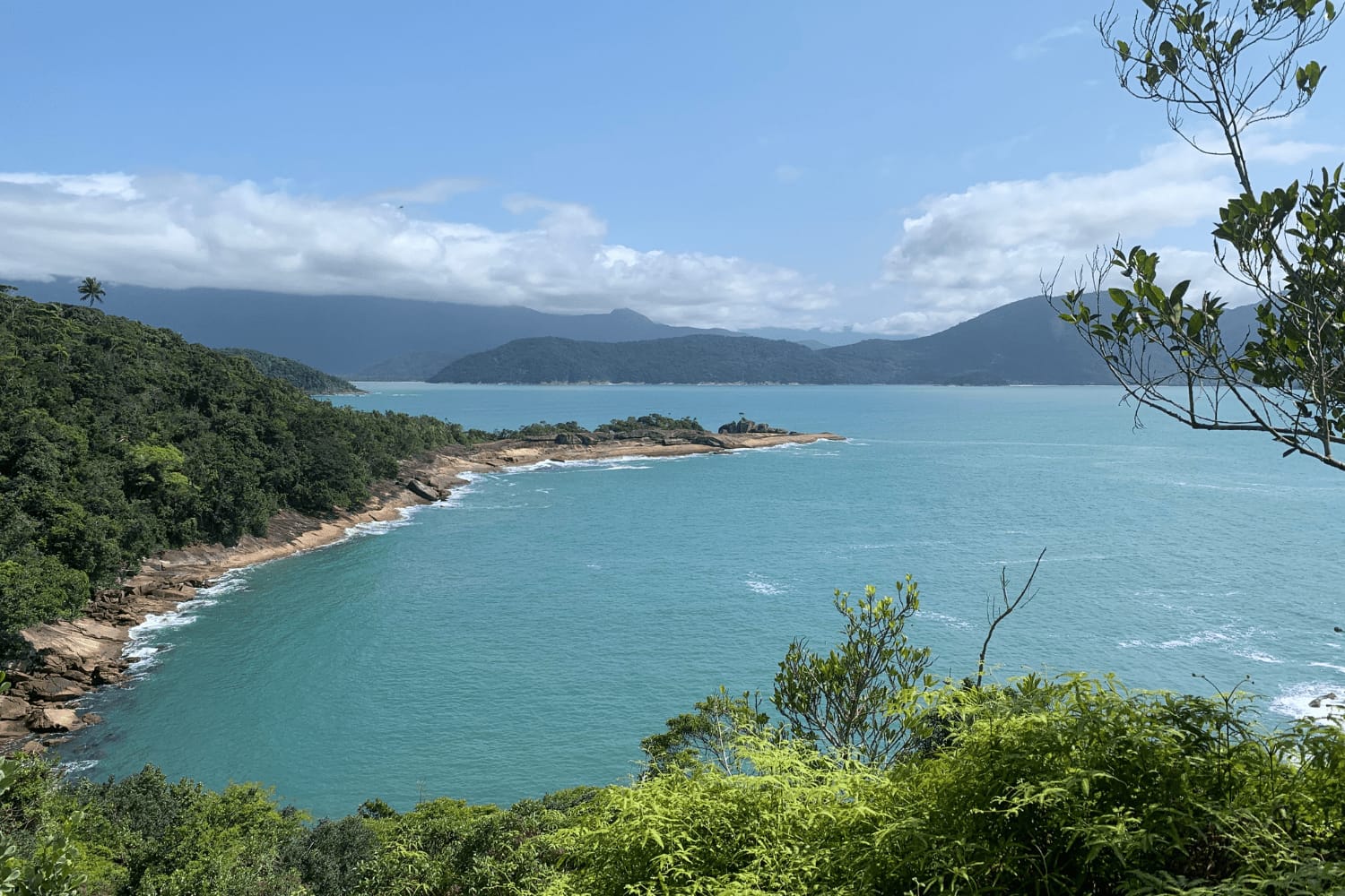 Turista de Minas morre afogado em Ubatuba ao tentar salvar crianças na praia das Toninhas