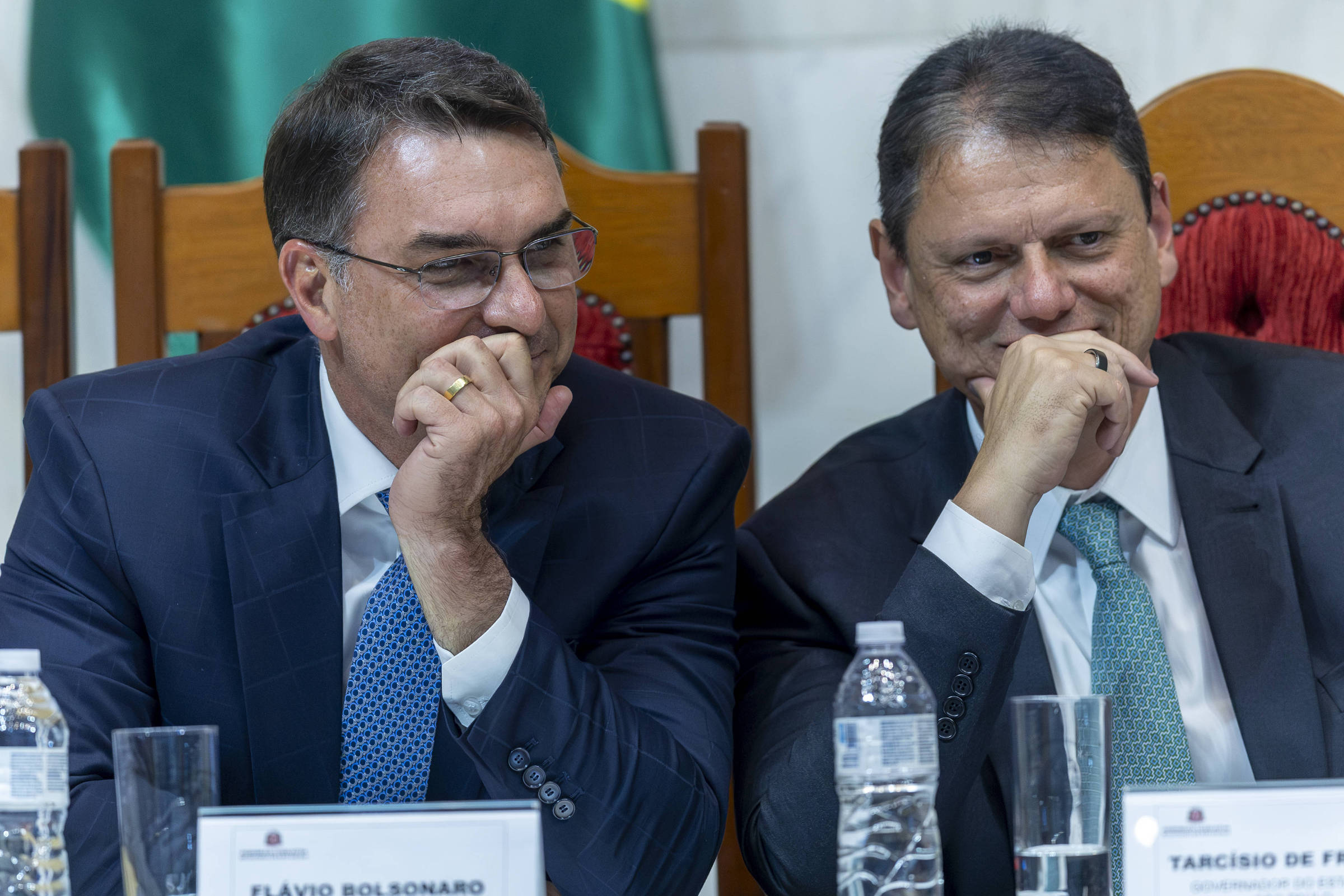 Flávio Bolsonaro transforma PEC do fim da reeleição em aceno para Tarcísio e centrão