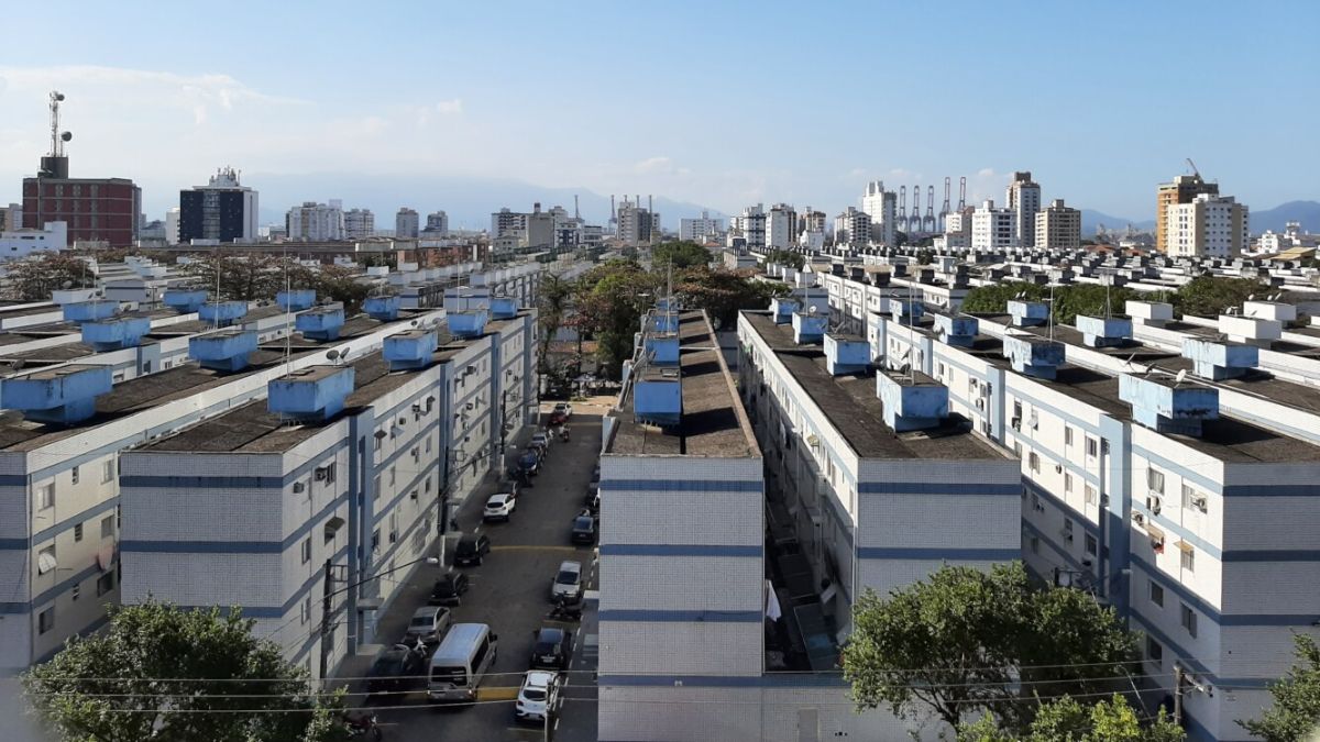 Homem é flagrado se masturbando em conjunto habitacional de Santos
