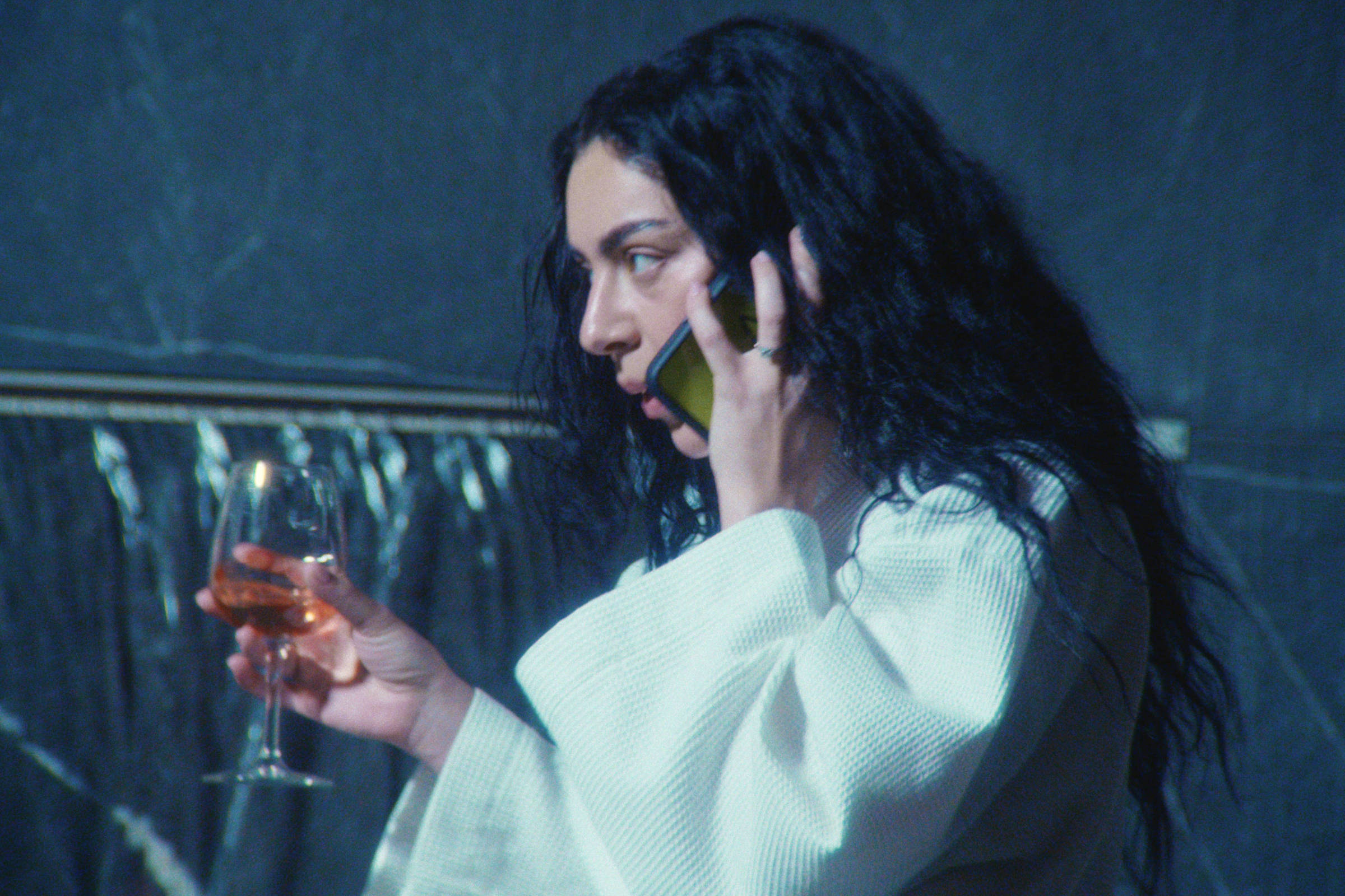 'The Moment' de Charli XCX e 'Dark Winds': o que ver na TV e no streaming na terça