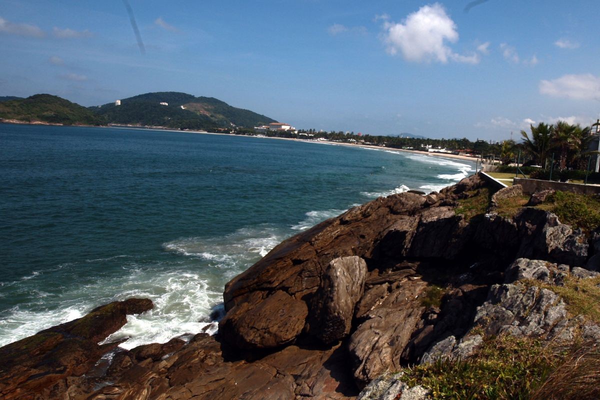 Homem é acusado de tirar fotos de mulheres sem autorização em praia e é ameaçado por banhistas