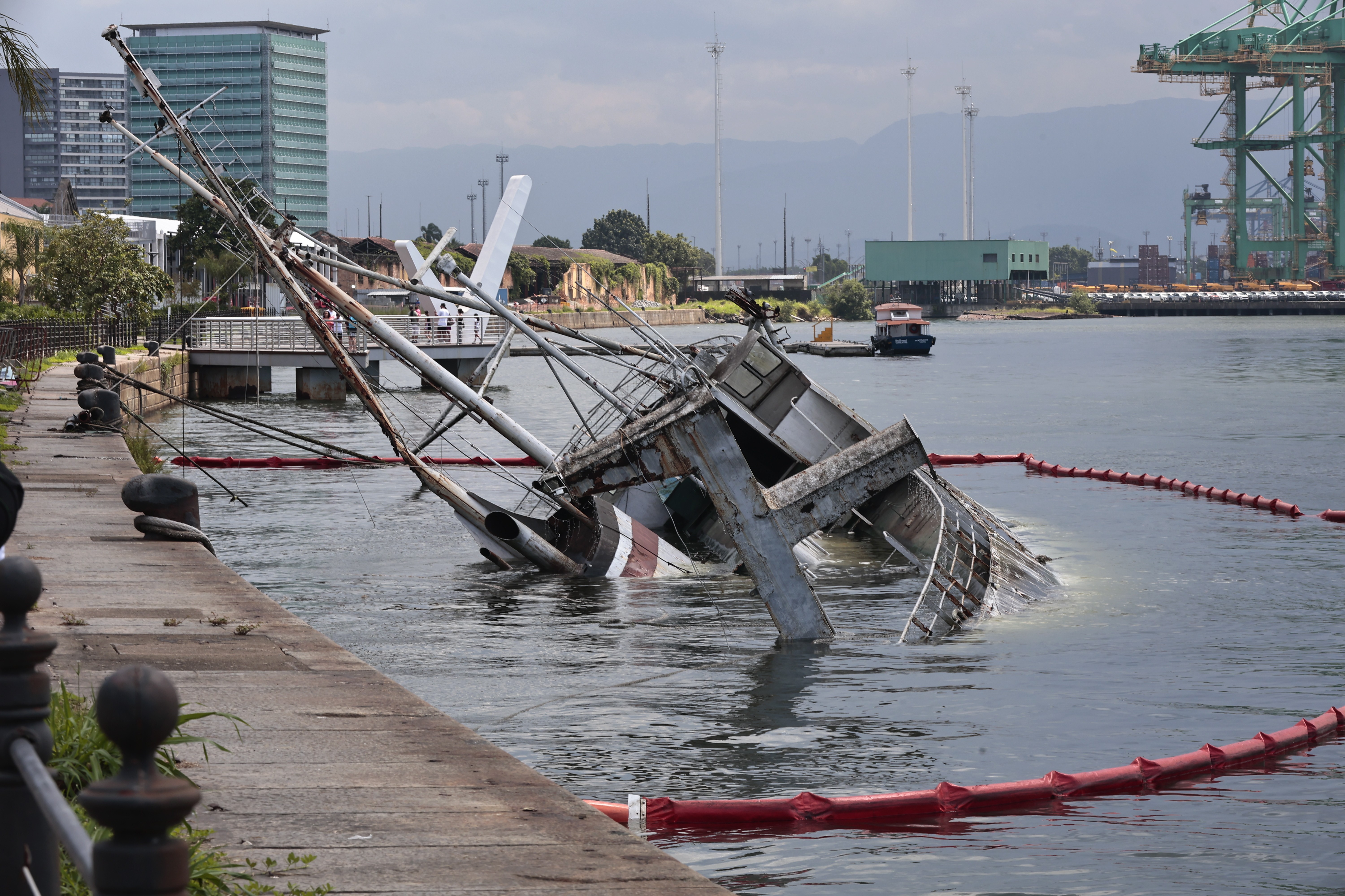 Navio histórico que afundou começa a ser 'resgatado' com ajuda de mergulhadores no Porto de Santos; VÍDEO