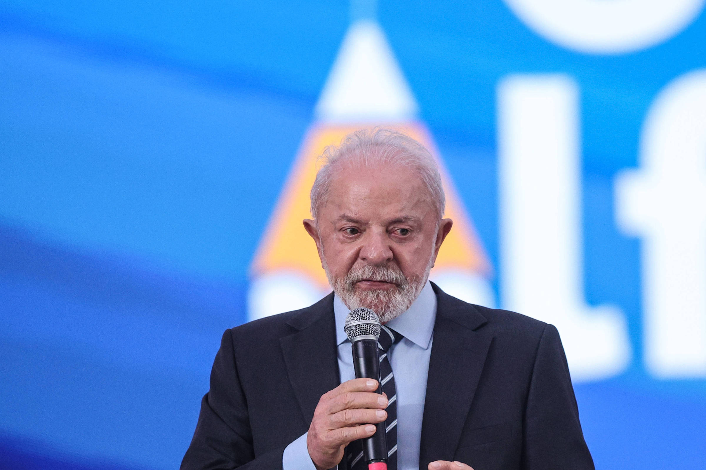 Lula faz cobrança pública a integrantes do STF e diz que ministro não pode querer ser milionário