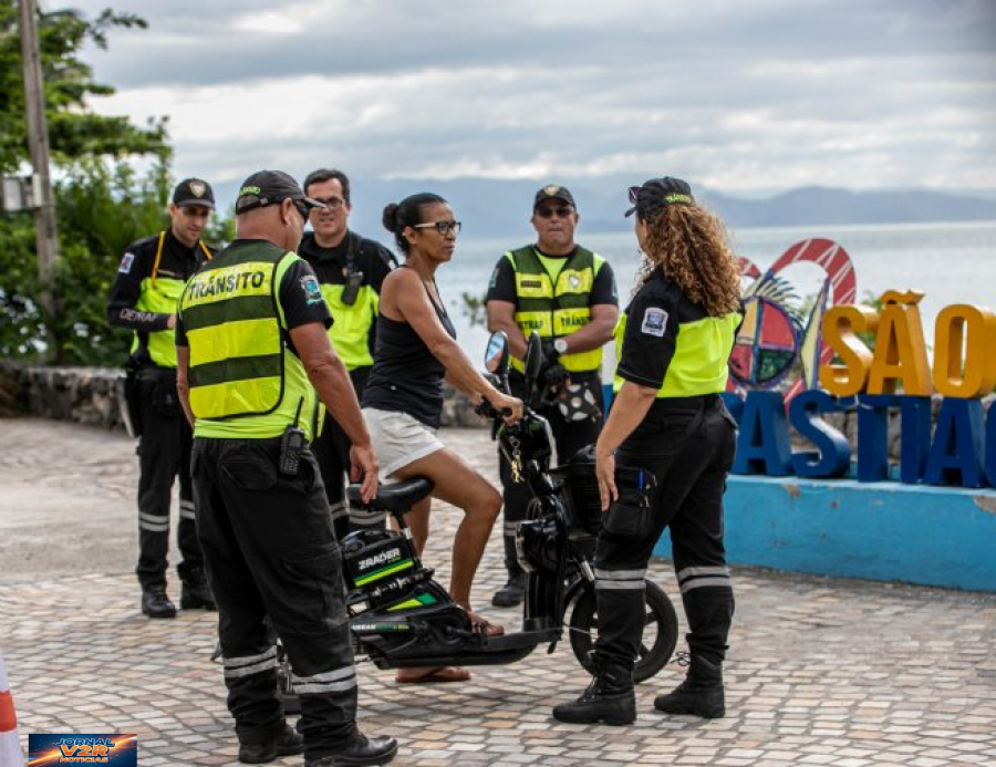 Blitz educativa alerta para uso irregular de bikes elétricas em São Sebastião