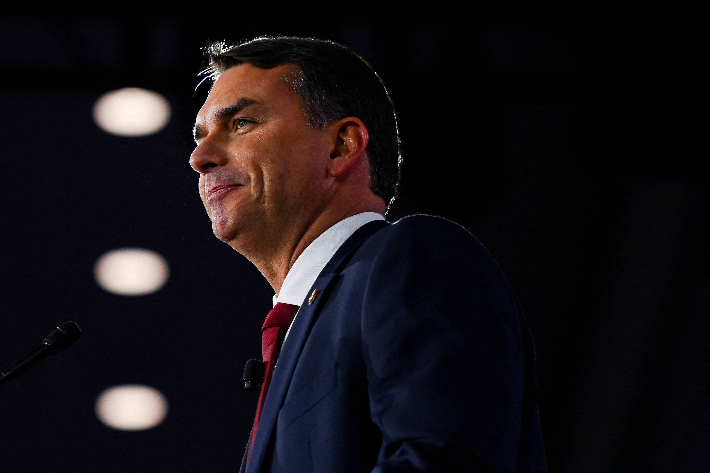 Flávio Bolsonaro busca marqueteiros que evitem radicalização na campanha