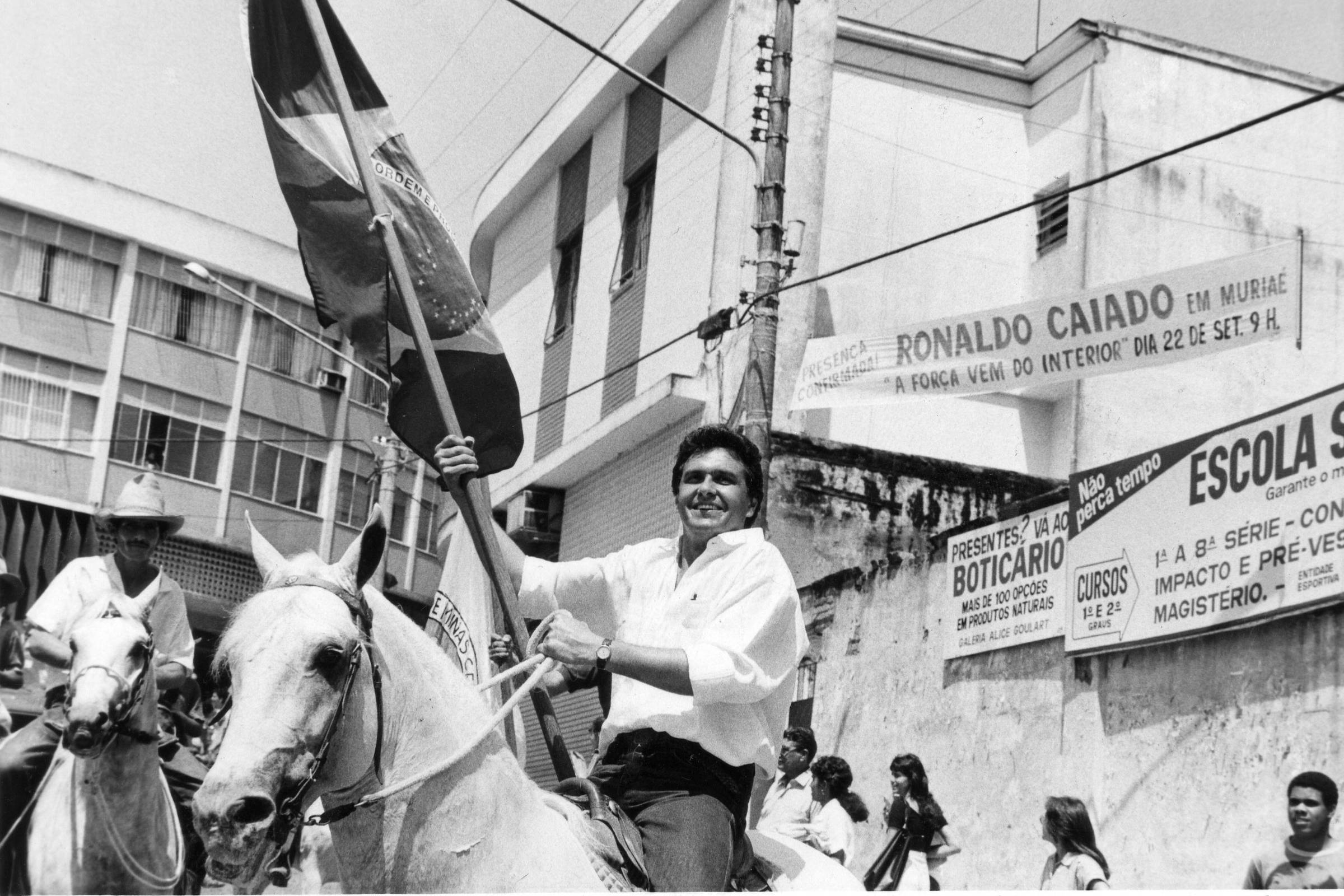 Caiado defendeu jornada diária de 10h e apelou a Chico Xavier em campanha de 1989