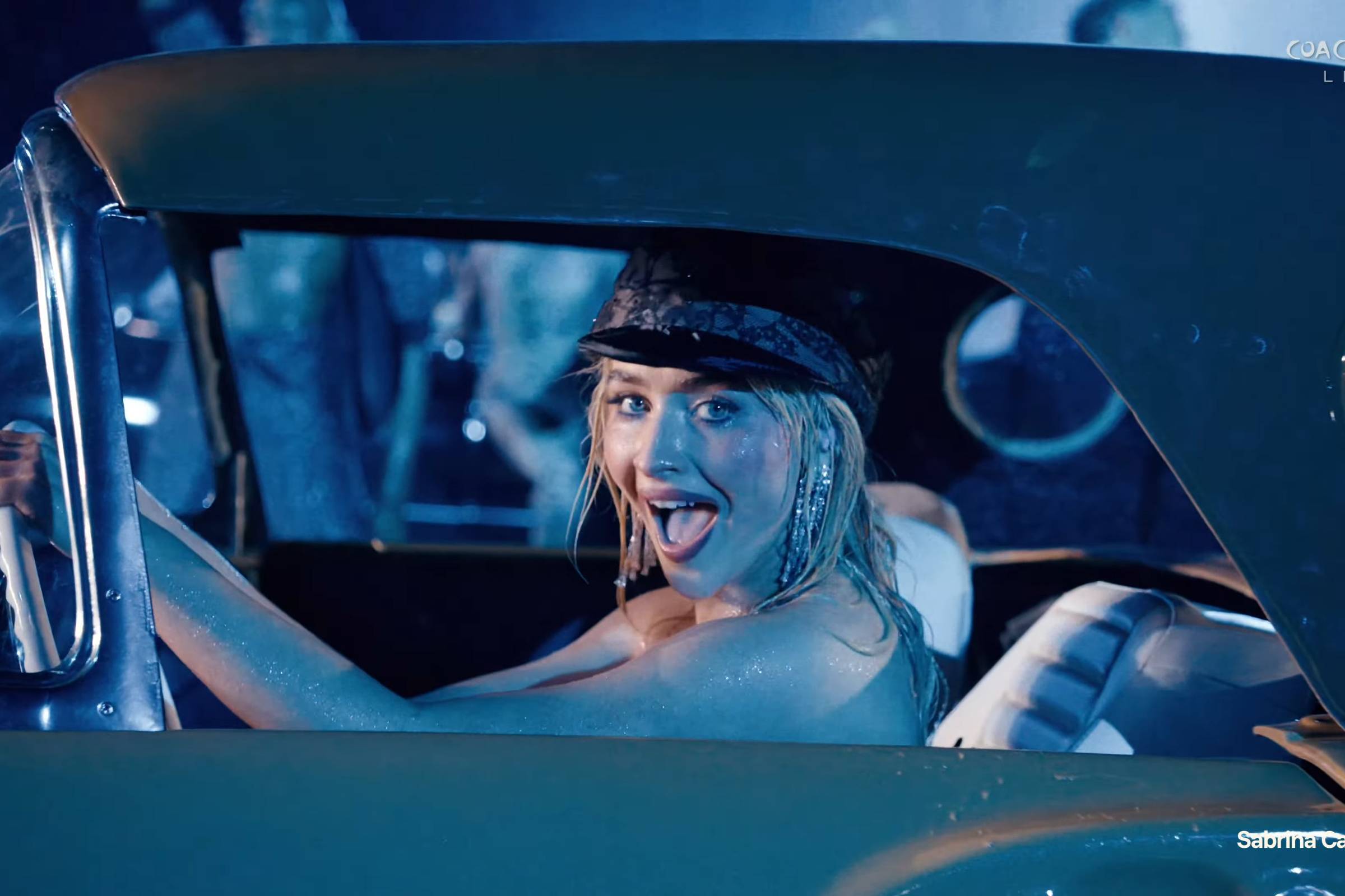 Sabrina Carpenter faz show no Coachella inspirado no glamour de Hollywood