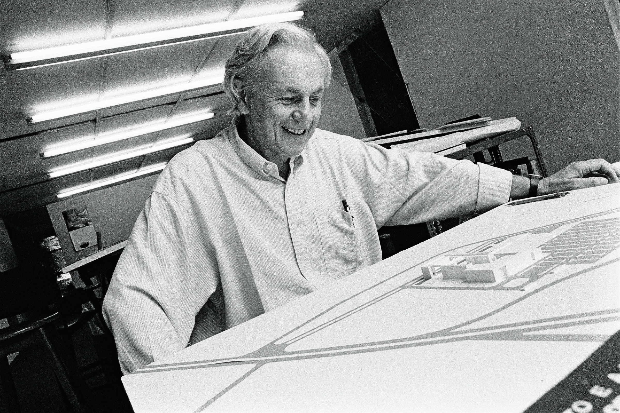 Morre Eduardo de Almeida, arquiteto que projetou a Biblioteca Brasiliana, aos 92