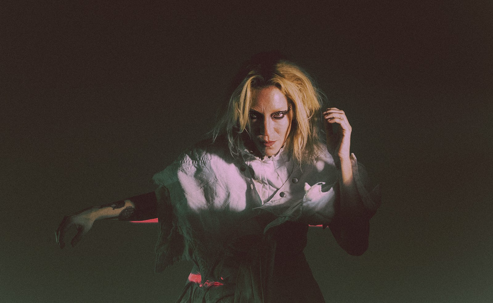 Buhr mantém acesa a brasa criativa no fluxo urbano do álbum 'Feixe de fogo'