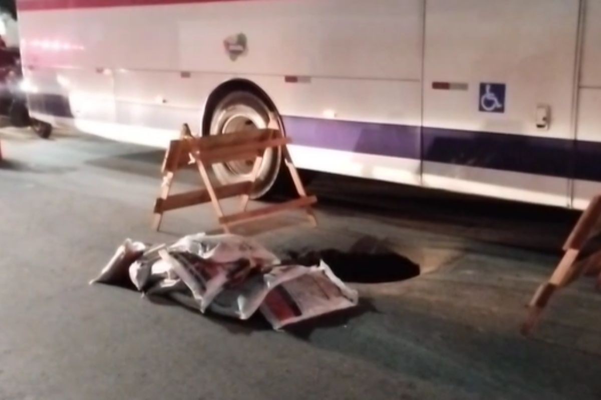 Cratera se abre em avenida de Santos, SP; VÍDEO