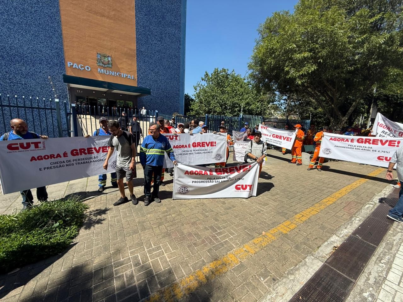 Em greve, funcionários da Urbam fazem protesto em São José dos Campos