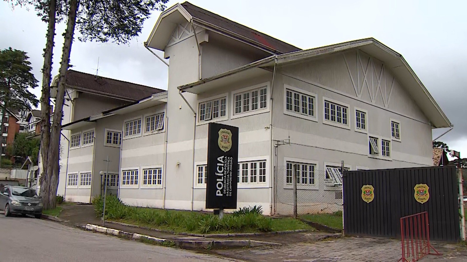 Mulher relata ter sofrido violência do companheiro em Campos do Jordão: 'pegou o estilete e passou no meu cabelo e na minha perna'