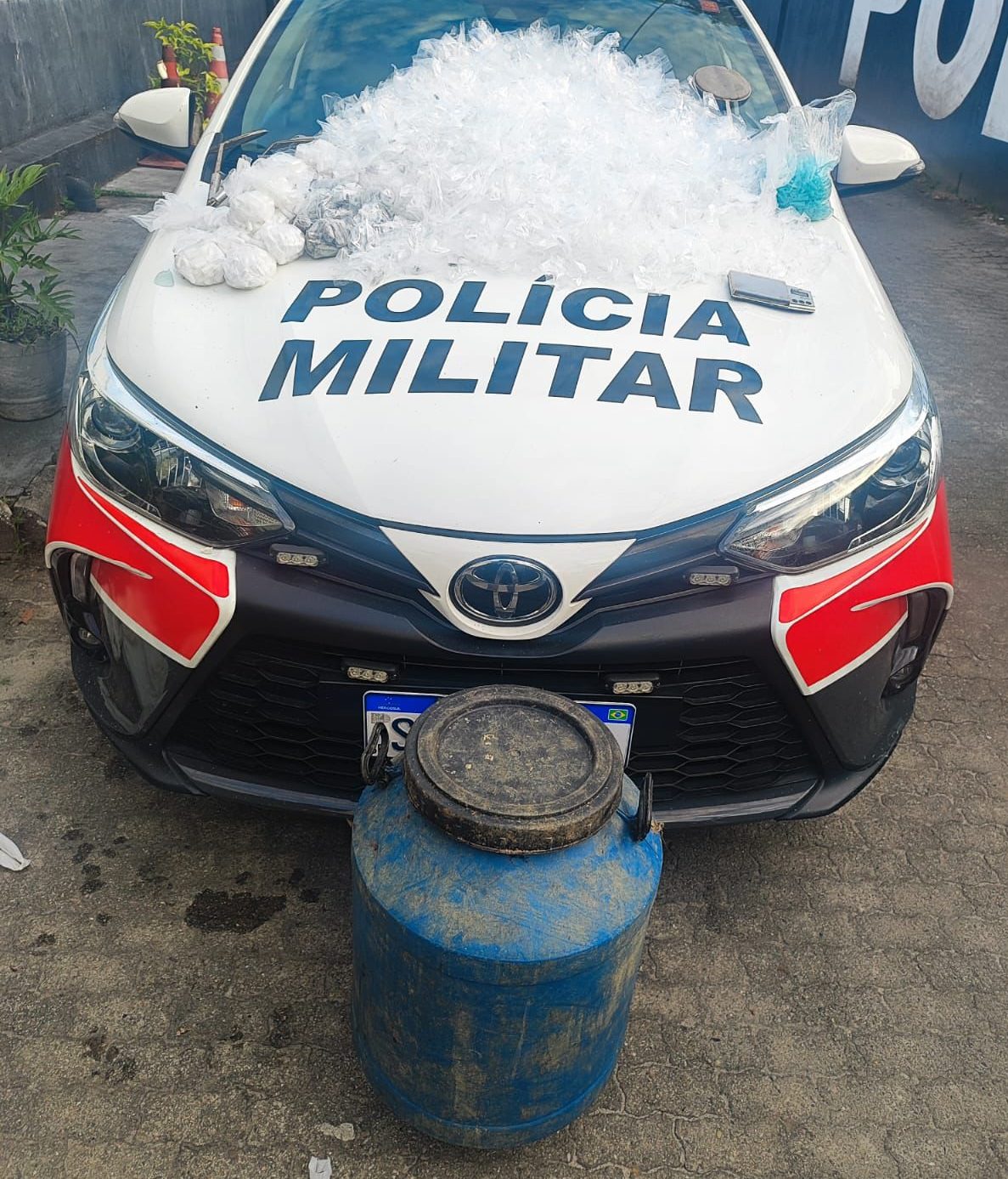 Tonel carregado de drogas é encontrado na mata em Ubatuba