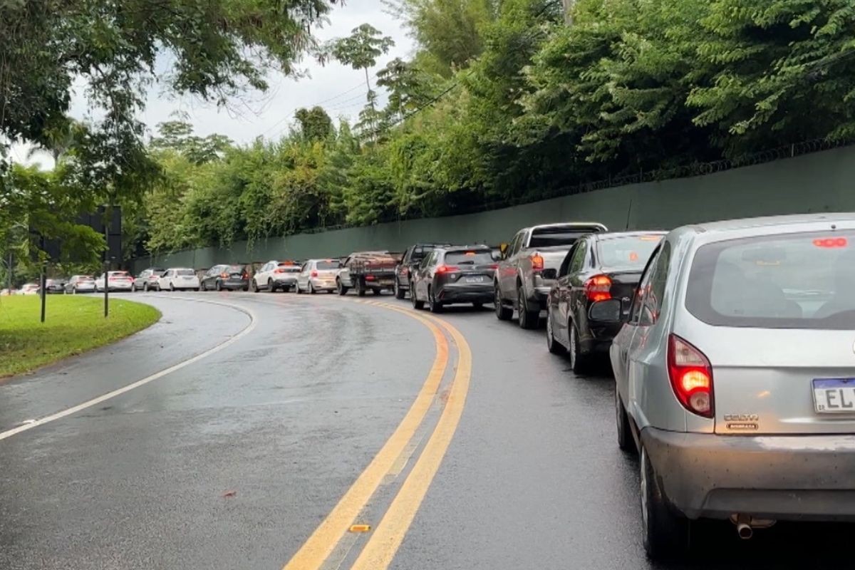 Rio-Santos registra trânsito intenso e filas no Litoral Norte de SP no feriado de Tiradentes; veja vídeo
