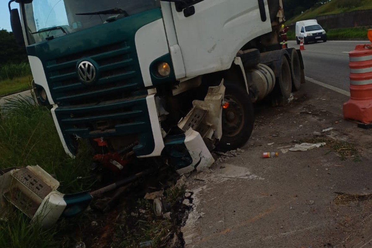Motorista perde o controle da direção e caminhão bate em mureta na via Dutra, em São José dos Campos