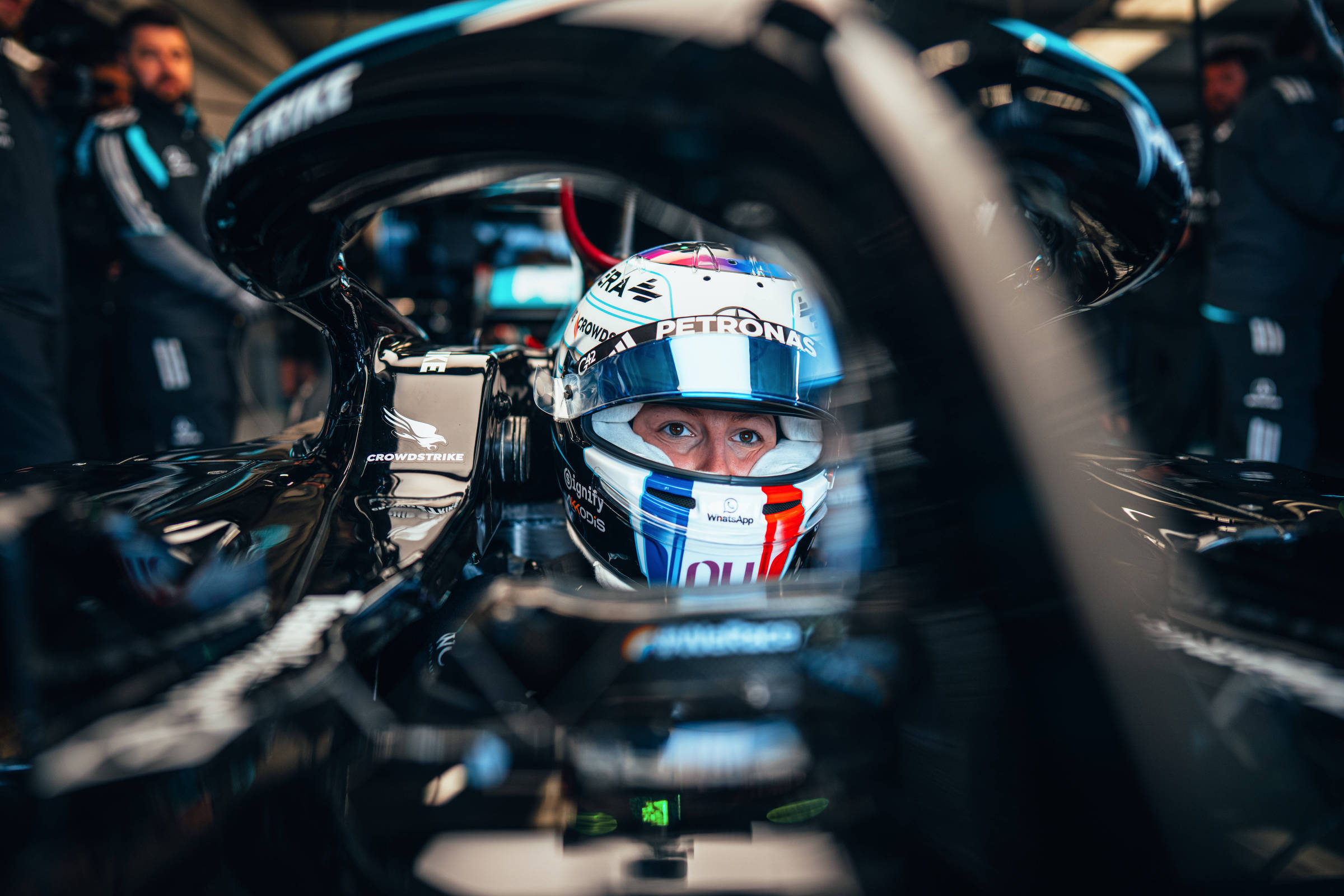 Francesa de 22 anos se torna a primeira mulher a pilotar um carro de F1 da Mercedes