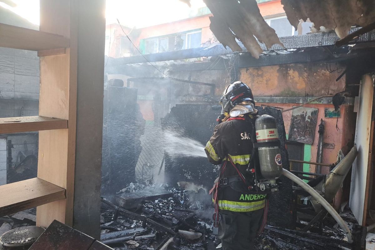 Casa pega fogo e morador, de 35 anos, sofre queimaduras em Caraguatatuba (SP)