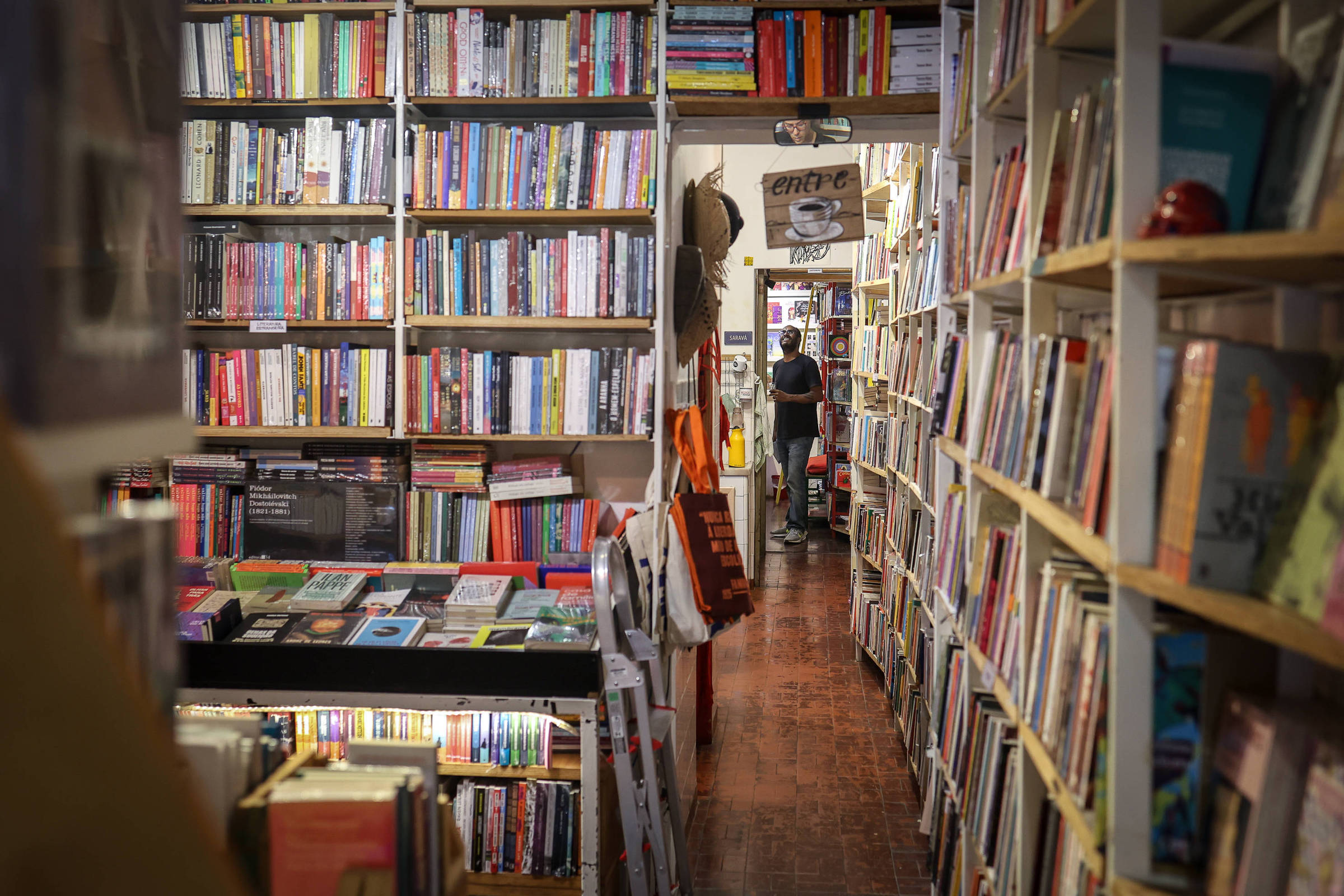 Livrarias em SP fazem evento noturno com saraus, festa do pijama e conversa com autores