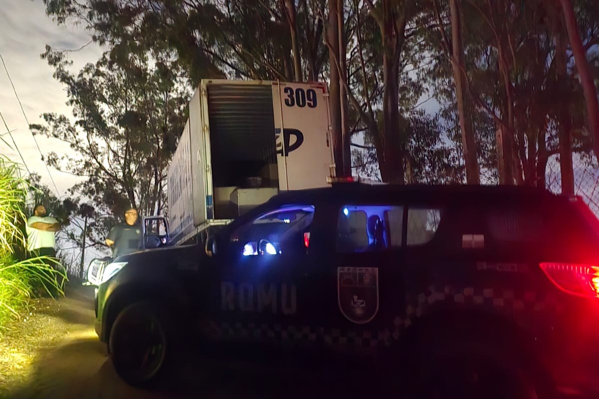 Caminhão é recuperado em Jacareí; motorista relata que foi rendido e sequestrado por falsos policiais