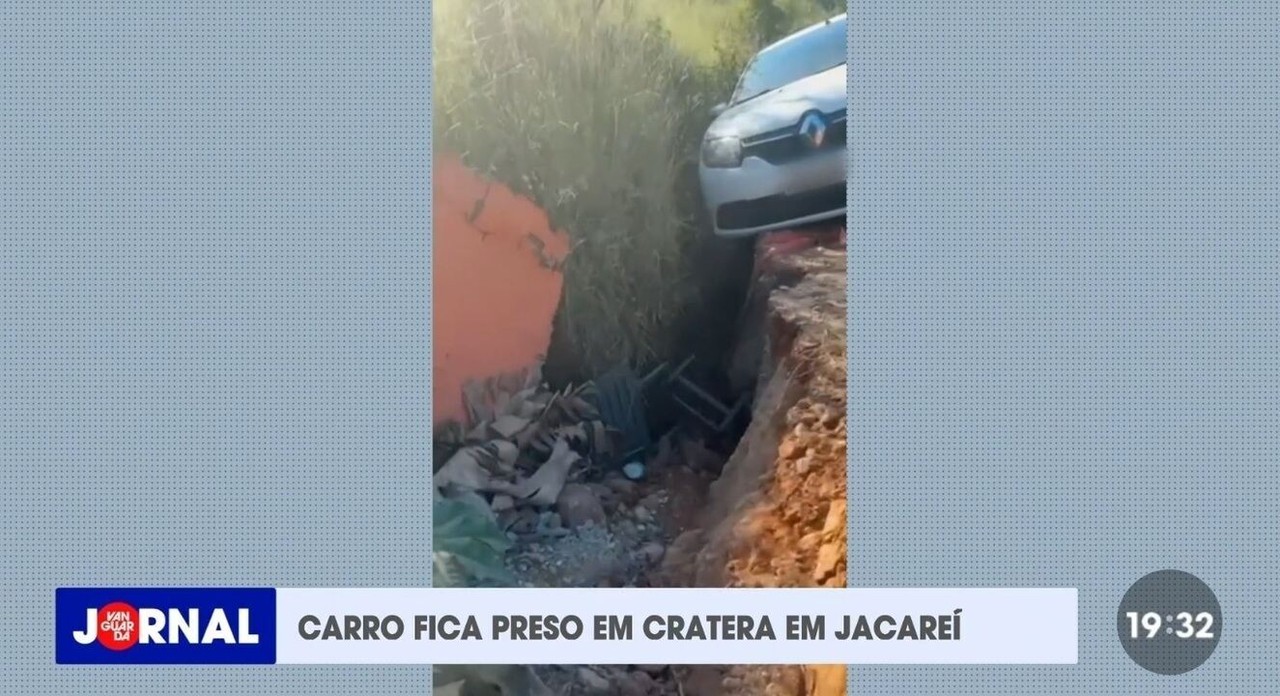 Motorista perde controle da direção e carro fica preso em vala em Jacareí