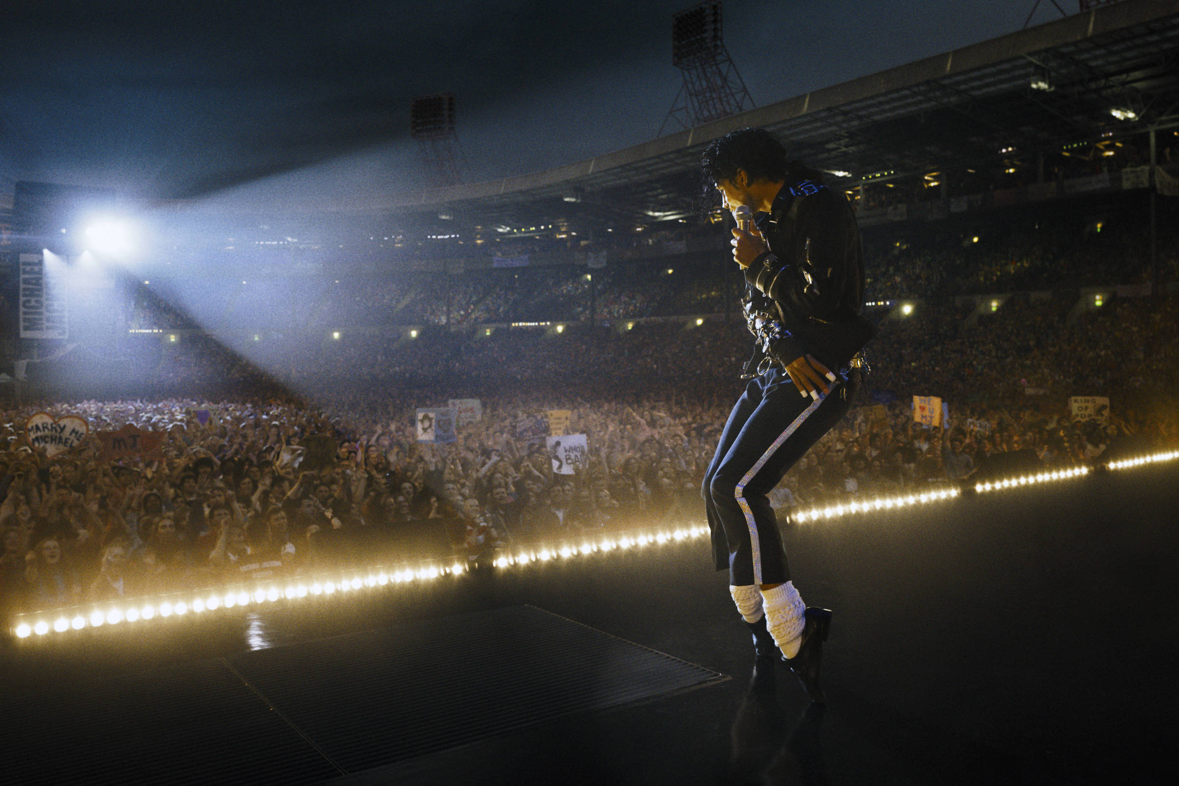 Como a biografia de Michael Jackson fez o 'moonwalk' e fugiu de polêmicas do astro