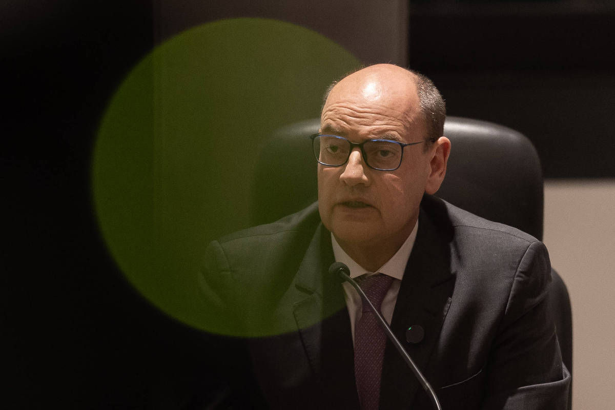 Governador interino do RJ completa um mês em 'vida dupla' sob temor de retaliação por cortes