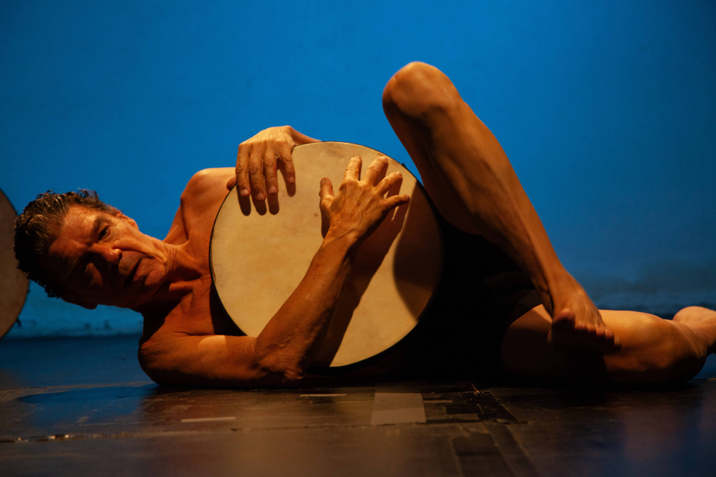 Percussionista Dalga Larrondo explora intimidade sonora em show neste sábado